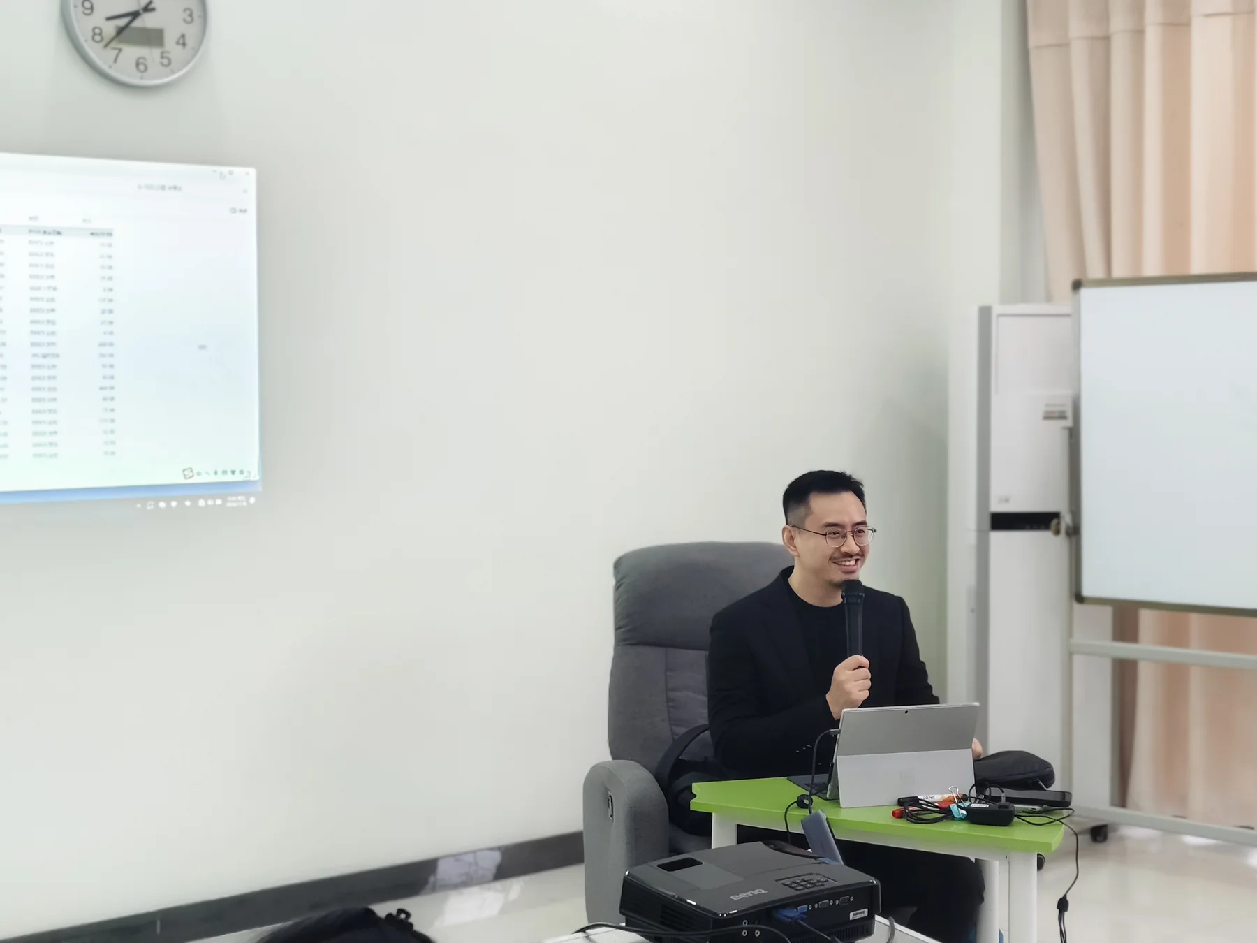 何鹏心理咨询师在课堂中授课